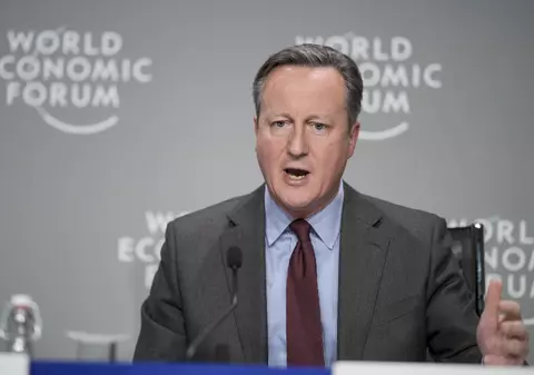 David Cameron îl compară pe Putin cu Hitler: „Ne simțim din nou ca în anii 1930, trebuie să ne opunem răului pe care îl reprezintă invazia lui”