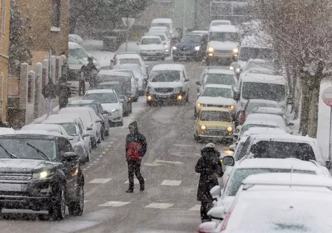 Spania a trimis armata să salveze 600 de șoferi rămași blocați pe o autostradă din nordul țării, în urma căderilor masive de zăpadă | VIDEO