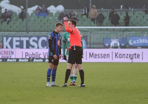 Atacul bulgărilor de zăpadă. Un meci din liga a treia germană de fotbal, întrerupt după ce fanii l-au luat la țintă pe arbitrul asistent | FOTO