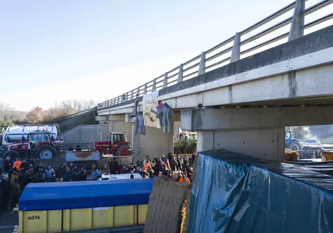 Fermierii francezi blochează de patru zile o autostradă și se pregătesc de extinderea protestelor la nivel național | VIDEO