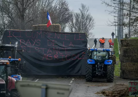 Agricultorii din Franța au blocat accesul într-o centrală nucleară, „în semn de disperare”, și amenință cu proteste pe termen lung | VIDEO