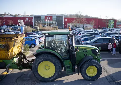 Agricultorii francezi amenință că vor „asedia pe durată nedeterminată" Parisul, în timp ce guvernul acuză Italia și Spania de „concurenţă neloială"