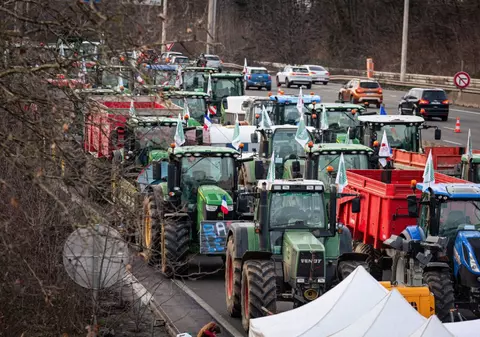 A doua zi de blocaje pe autostrăzile din jurul Parisului. Premierul Gabriel Attal, așteptat să anunțe noi măsuri după discuțiile de luni cu agricultorii