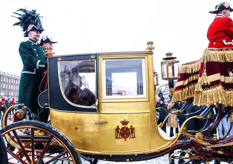 Regina Margrethe a II-a a Danemarcei a făcut, în plin ger, ultima plimbare cu trăsura prin Copenhaga, în calitate de suverană