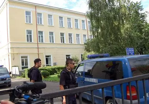 Un elev de la un liceu din Bacău a fost găsit spânzurat în toaleta căminului. Băiatul a lăsat un bilet de adio