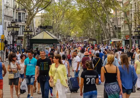 Aproape jumătate dintre bărbaţii spanioli se simt discriminaţi de egalitatea de gen și 20% dintre tineri cred că violența împotriva femeilor este o invenție | STUDIU