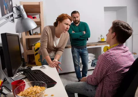 Tristețea copilului „high-tech” cu mamă „medievală”. Conflictul dintre generații sau dintre lumi diferite?