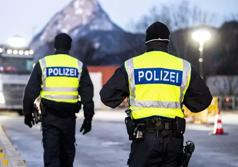 Un șofer român de camion care a aruncat, timp de nouă luni, cu pietre în mașini, judecat pentru 10 tentative de omor, în Germania