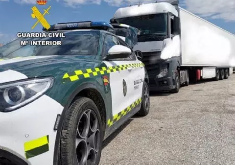 Șofer de TIR căutat luni întregi de poliție, după ce a fost filmat când intră în plin într-o mașină pe care n-a putut să o depășească, pe o autostradă din Spania