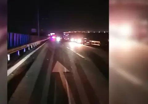 Zeci de șoferi care se duceau la protest în portul Constanța acuză jandarmii că i-au dirijat să meargă pe contrasens pe A4. Au fost lăsați apoi fără permise de către polițiști | VIDEO