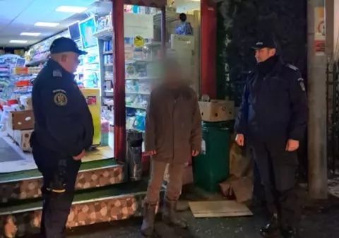 Un bărbat dispărut în urmă cu 9 ani din județul Mureș, găsit pe stradă de jandarmii din Argeș. A fost salvat de la hipotermie și dus acasă