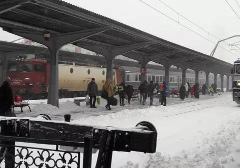Trenuri anulate și șine rupte din cauza viscolului și a gerului. Călătorii își pot lua banii înapoi, anunță CFR