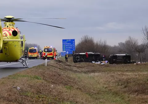 Microbuz românesc răsturnat pe marginea autostrăzii în Ungaria. Cinci răniți, între care două femei a căror viață e în pericol