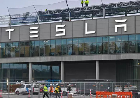 Tesla suspendă producția de la o uzină din Germania, din cauza problemelor de aprovizionare provocate de atacurile din Marea Roșie