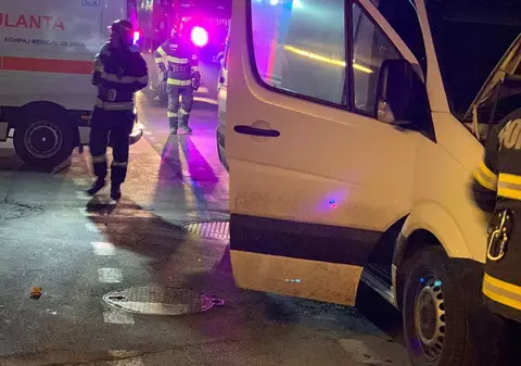 Șase persoane au fost rănite după ce un microbuz s-a blocat sub un pasaj din Arad. Șoferul, transportat la spital