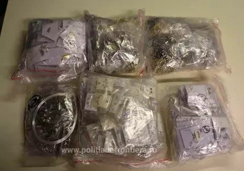 19 kilograme de bijuterii, ascunse în bagajul de mână al unei femei la Aeroportul Otopeni