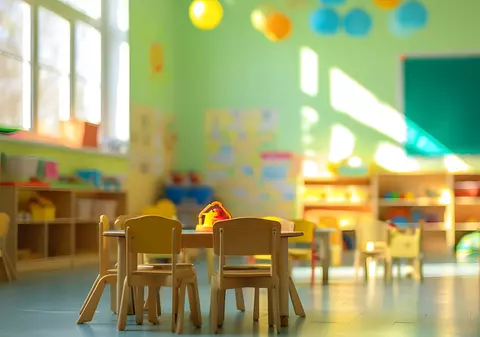 Educatoarea de la „grădinița privată” din Popești-Leordeni, înregistrată când țipa și amenința copiii, a fost reținută pentru 24 de ore