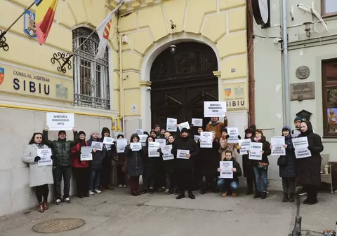 Proteste la Filarmonica de Stat din Sibiu: „Lucrătorii sunt exploataţi cu bună ştiinţă de către conducerea instituţiei”
