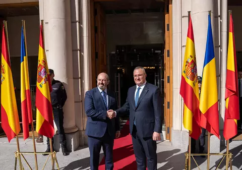 Românii din Spania pot avea, din acest an, dublă cetățenie. Anunțul lui Nicolae Ciucă