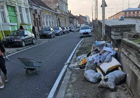 Un bărbat a fost amendat cu 30.000 de lei pentru că a lăsat mai mulți saci cu moloz pe un bulevard din Timișoara