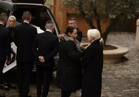 Oana și Catinca Roman, împreună la căpătâiul mamei lor, Mioara. Imagini dureroase cu cele două de la priveghi