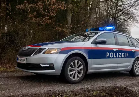Român găsit la volan, cu mașina pe șinele de cale ferată, în Austria: „Am virat undeva greșit, în drum spre casă”
