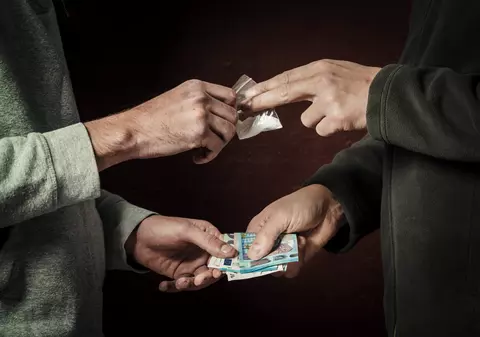 Un adolescent din București a încercat să-și omoare dealerul cu maceta ca să nu-i plătească drogurile. Tânărul a fost arestat preventiv