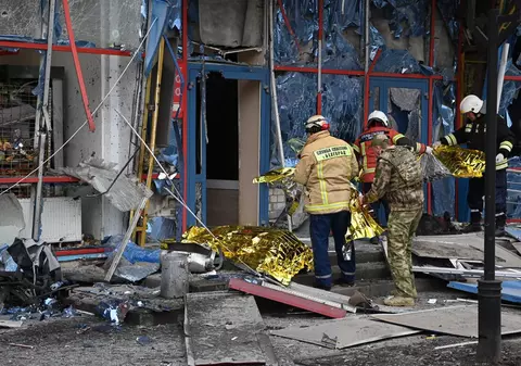 Centru comercial din orașul rusesc Belgorod, lovit de o rachetă ucraineană, spun autoritățile ruse. „Sunt cinci morți și 18 răniți”