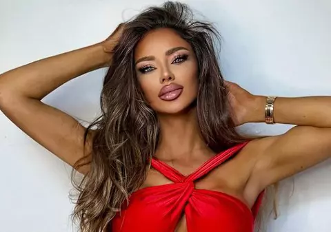 Bianca Drăgușanu a îmbrăcat o bluză transparentă și și-a lăsat sânii la vedere. Ultimele intervenții estetice pe care și le-a făcut