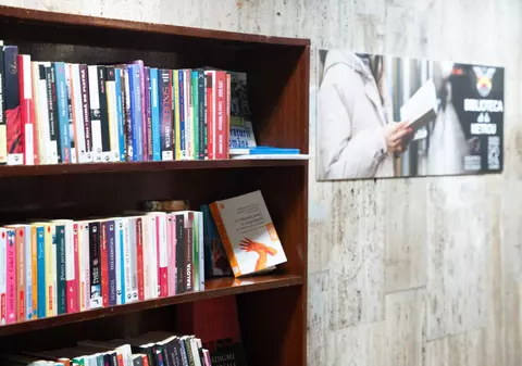 „Biblioteca de la Metrou”. Călătorii pot împrumuta cărți dintr-un raft instalat în stația Piața Unirii