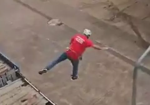 Momentul în care un bărbat supraponderal, cursant al unei școli de de pompieri, cade de pe tiroliană, în timpul unui exercițiu, în Brazilia | VIDEO