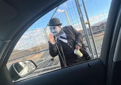 „Cerșetorii Chaplin din România s-au întors cu costume noi”, scrie presa germană despre un cuplu de români lăsați fără haine în urmă cu un an