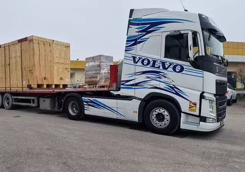 Șofer român de TIR, angajat să transporte o cutie de 30 de milioane de euro: „N-aveți idee cât am înjurat-o!”