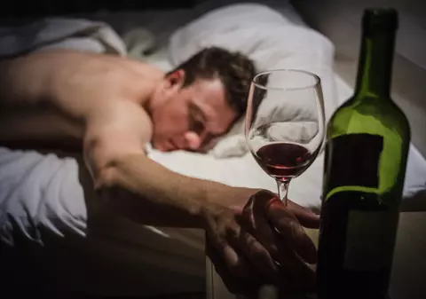 De ce nu este bine să bei alcool înainte de culcare