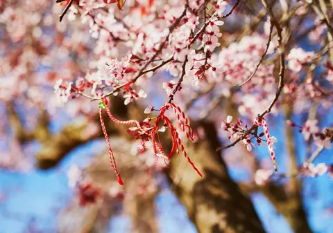 De ce se leagă șnurul de la mărțișor în copac