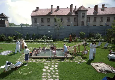 „Zona de interes”. Un film despre actualitatea ororilor de dincolo de zid în timp ce-ți cultivi florile și ești fericit dincoace de el