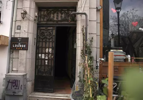 Bărbatul din Republica Moldova care a bătut o tânără în Centrul Vechi, arestat preventiv. Care e starea femeii