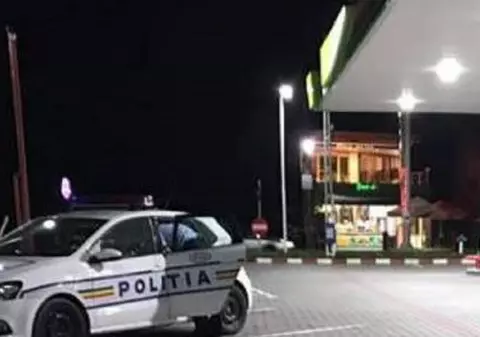 Un tânăr scotea plăcuțele de înmatriculare sau circula cu numere false, alimenta și fugea fără să plătească, în Prahova. Ce prejudiciu a produs