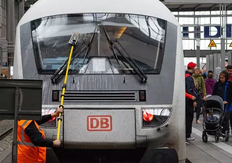 Polițiștii chemați să ajute un român care luase bătaie într-o gară din Germania l-au reținut după ce l-au legitimat. Era căutat cu mandat de arestare