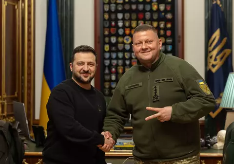 Zelenski l-a demis pe generalul Valeri Zalujnîi din fruntea armatei ucrainene, dar i-a propus „să rămână în echipă” . Cine îl înlocuiește