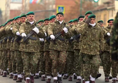 Noua lege a Apărării presupune un stagiu militar voluntar plătit „cu trei salarii medii brute” pentru bărbați și femei. Proiectul de lege urmează să fie dezbătut