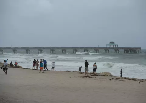 O fetiță de 7 ani a murit după ce a fost acoperită de nisip în timp ce săpa o groapă pe o plajă din Florida