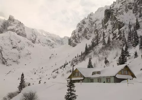 Risc de avalanșe în majoritatea masivelor muntoase din țară, la peste 1.800 de metri