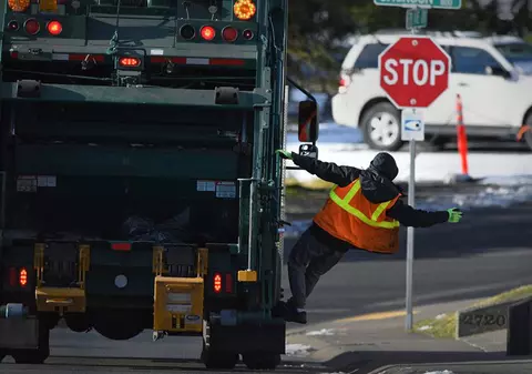 „Se auzeau numai țipete”. O femeie din SUA a ajuns accidental într-o mașină de gunoi și a fost compactată de patru ori