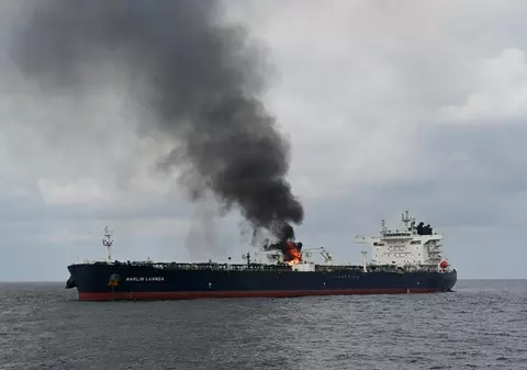 O navă comercială a fost lovită de o rachetă în largul Yemenului. „S-a raportat o explozie la bord”