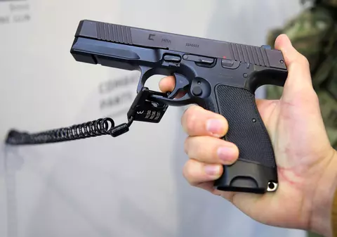 Un bărbat a fost amendat după ce s-a plimbat prin centrul orașului Arad cu un pistol de jucărie în mână