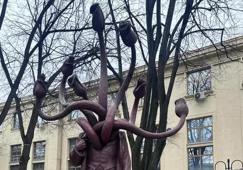 O statuie care simbolizează corupția din politică a stârnit furia locuitorilor din Iași. „Satana, ce să reprezinte... e horror” | VIDEO