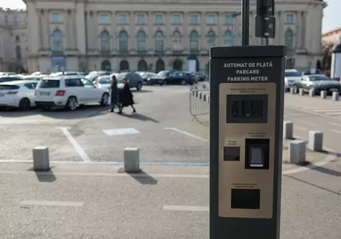 Cât au costat noile parcometre din București și cum se folosesc. Există un tip de mașini care pot staționa gratuit oriunde în Capitală