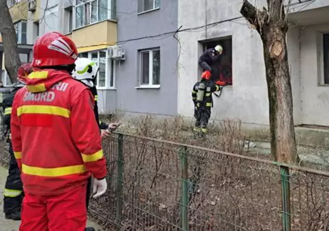 Incendiu la parterul unui bloc din Slatina: 16 oameni au fost evacuați, unul a suferit un atac de panică