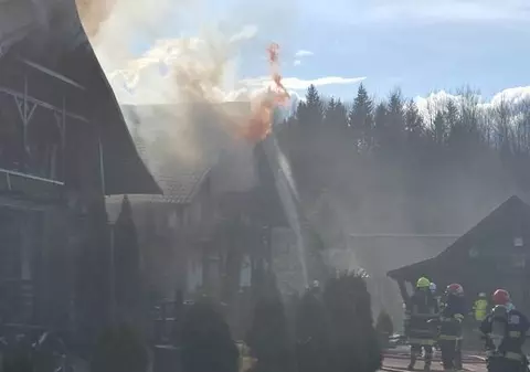 Incendiu la o pensiune din Suceava. „Se manifesta generalizat la două clădiri alipite”